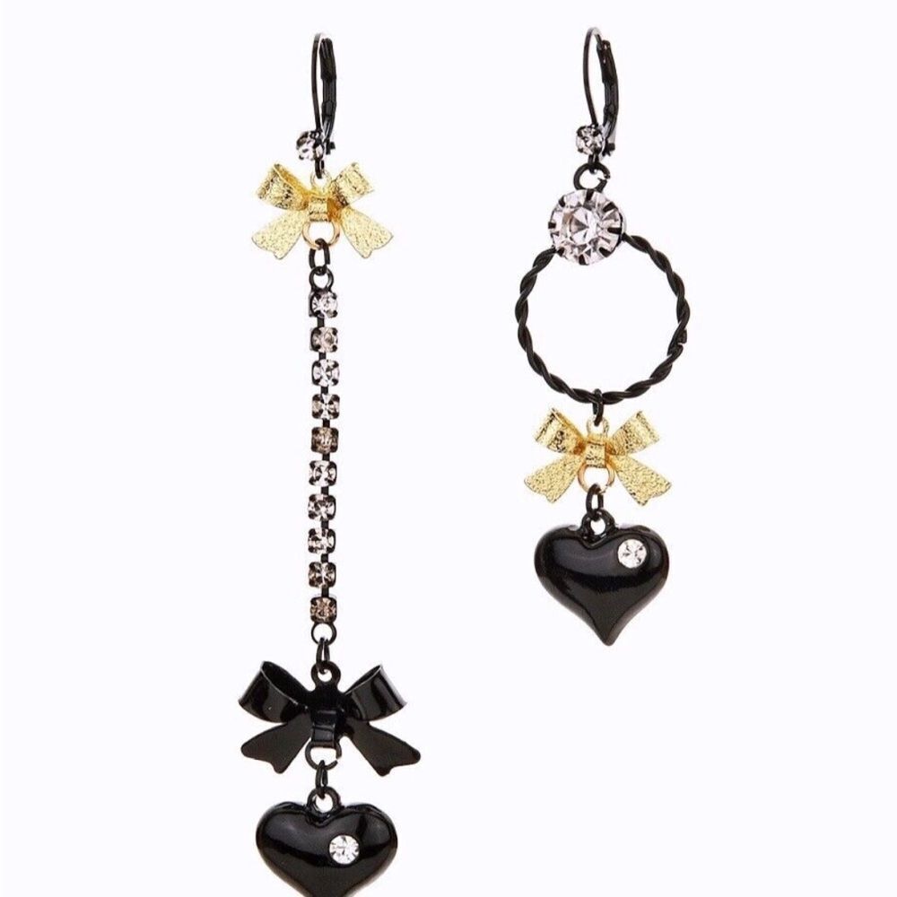 🖤 Betsey Johnson mismatched dangle heart earrings 🖤 - Picture 2 of 5